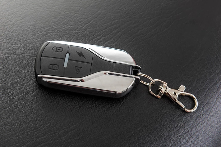 Wireless On/Off Remote Key Fob The Sportrax 125 comes with a Wireless Engine Shut Off key fob, giving the supervising adult an extra level of control. A simple push of the shut off button will turn the engine off.